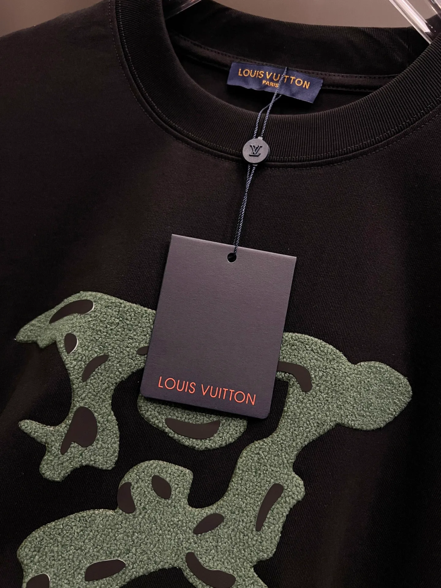 🅿️190 1v Louis* 2025 autumn and winter new style, classic big V letter three-dimensional craft design, high-end version! Highly breathable and comfortable, customized double-yarn plain cotton fabric. Short-sleeved T-shirt. Same style for men and women. Sizes S M L XL XXL Five sizes black white Angora red
